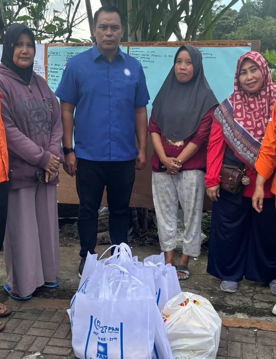 Ketua DPD PAN, Mardiansyah, saat menyerahkan bantuan untuk warga korban kebakaran di Kelurahan Koto Katiak, Ahad, 14/9/2025.